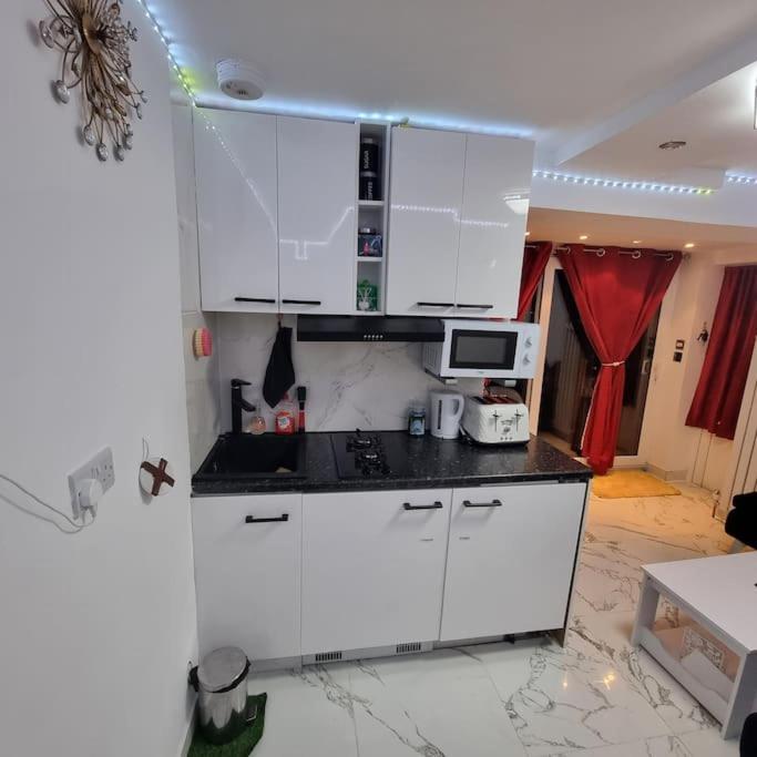 Entire-2 Bedroom Apartment With Driveway,1Free Parking Νότιγχαμ Εξωτερικό φωτογραφία