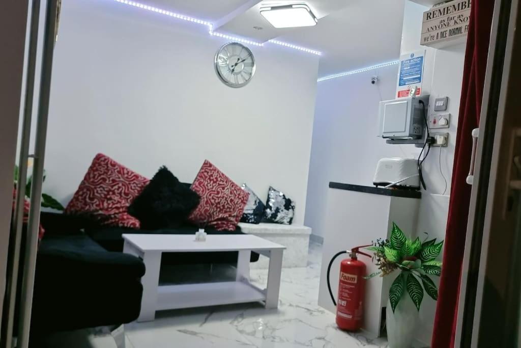 Entire-2 Bedroom Apartment With Driveway,1Free Parking Νότιγχαμ Εξωτερικό φωτογραφία